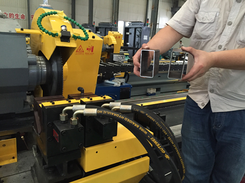 Pipe cold cutting machine